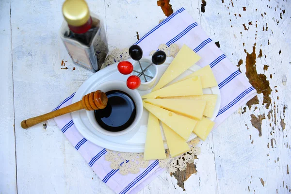 Parmesan peyniri, graviera, balsamik sirke ile reggato