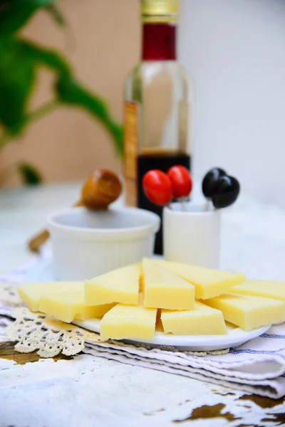 Queso parmesano, graviera, reggato con vinagre balsámico —  Fotos de Stock