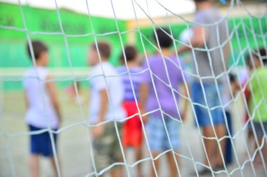 Futbol oyunu açık havada dostu futbol oynayan çocuklar