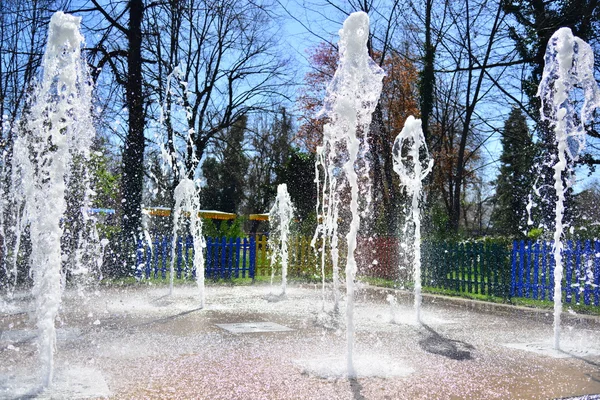 Çeşme su sprinkles sıcak bir yaz günü içinde