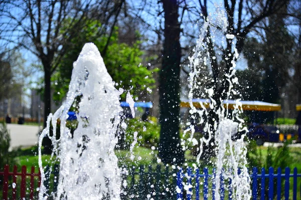 Fountain water sprinkles in a hot summer day — Stock Photo, Image