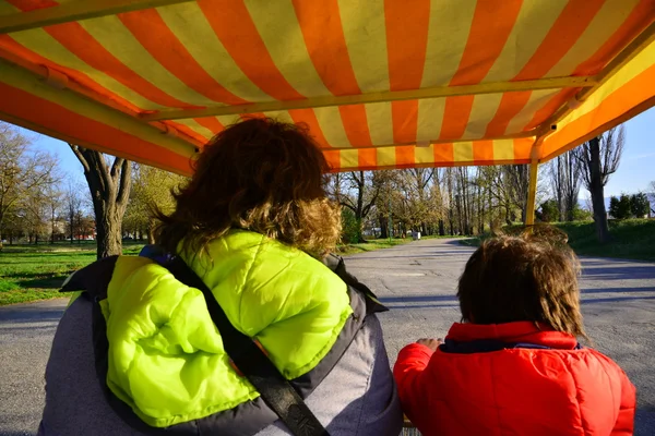 Rickshaw equitação no parque — Fotografia de Stock