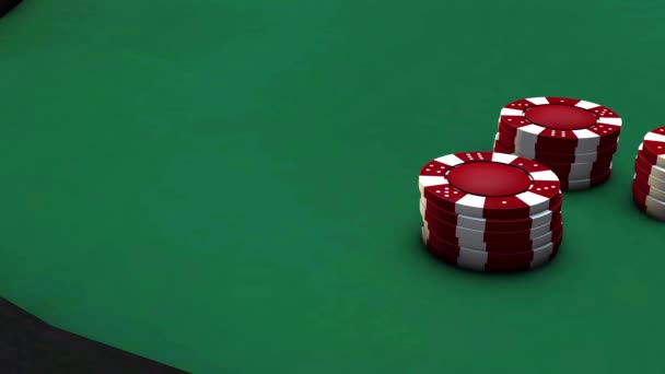 Fichas de poker deitadas numa mesa de casino. Cinematic Pan tiro — Vídeo de Stock