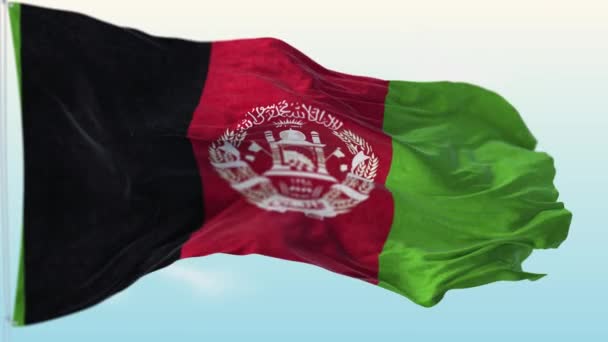 Afganistan 'ın ulusal bayrağı mavi gökyüzüne karşı rüzgarda dalgalanıyor. — Stok video