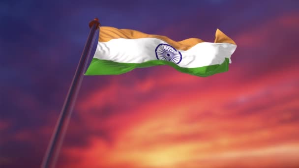 Размахивая индийским флагом, замедленная съемка в сумеречном небе. — стоковое видео