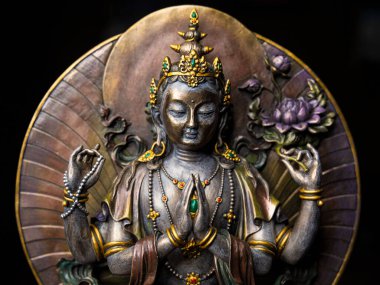 avalokiteshvara heykeli dört el biçiminde.