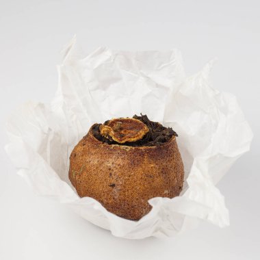 Mandalinadaki pu-erh çayı beyaz kağıtta izole edilmiş.