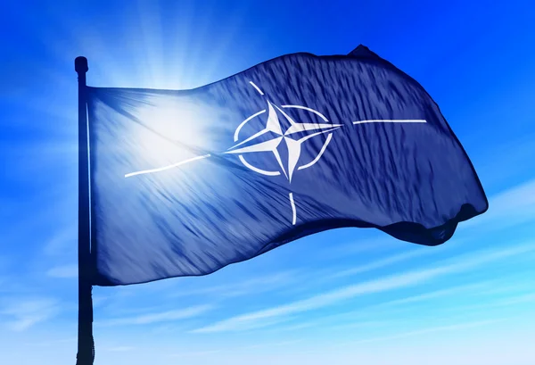 A NATO-zászló integet a szél — Stock Fotó