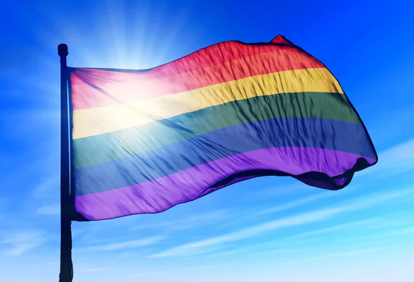 Bandera del arco iris ondeando en el viento — Foto de Stock