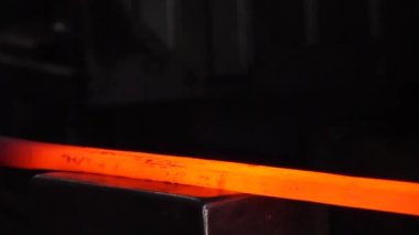 Demirci kızgın demir dövüyor.