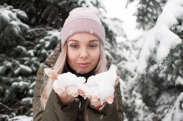 Hermosa Rubia Sosteniendo Nieve Sus Manos —  Fotos de Stock