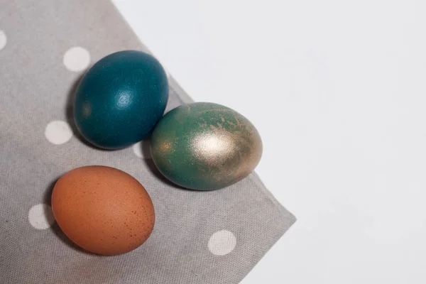 Окрашенные Пасхальные Яйца Серой Салфетке — стоковое фото