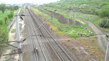 Tren raylarda ilerliyor.