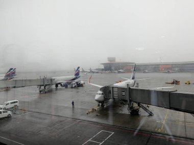 Bulutlu bir günde havaalanındaki yükleme alanının görüntüsü