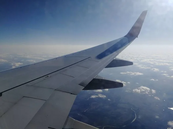 Aile Avion Sur Fond Des Nuages — Photo