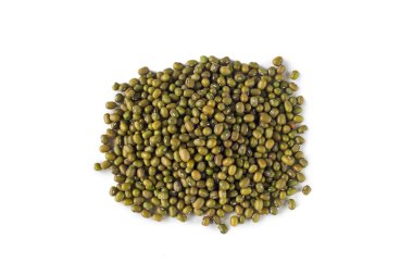 Püre, mung, lui-dau fasulyeleri beyaz arka plana saçılmış.