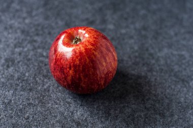 Gri arkaplanda kırmızı Gala elması