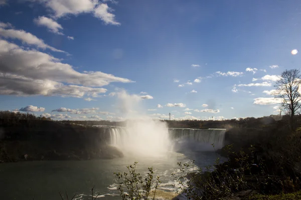 Niagara Falls et la ville — Photo