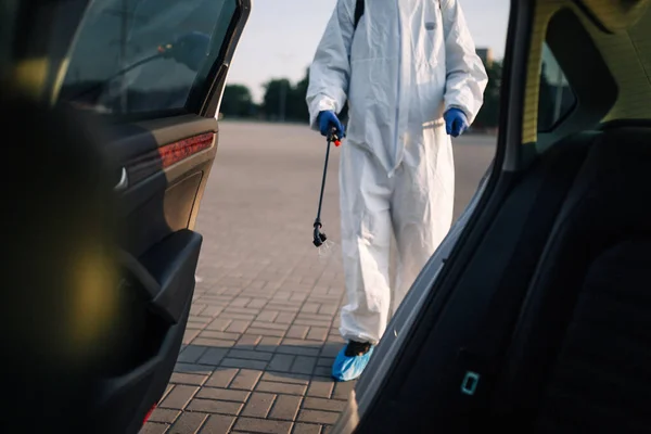 Egy Védőruhát Maszkot Kesztyűt Viselő Férfi Fertőtleníti Autót Egy Spray — Stock Fotó