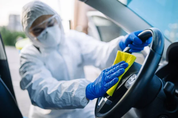 Profesional Desinfección Limpia Volante Coche Con Una Alfombra Amarilla Trabajador — Foto de Stock