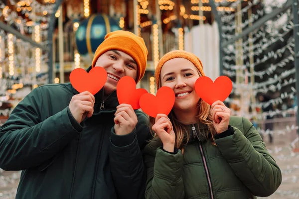 Joven Pareja Feliz Divirtiéndose Aire Libre Con Corazones Papel Rojo — Foto de Stock