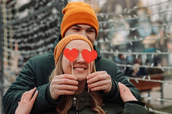Молодая Счастливая Пара Веселится Свежем Воздухе Красными Бумажными Сердцами Зимний — стоковое фото