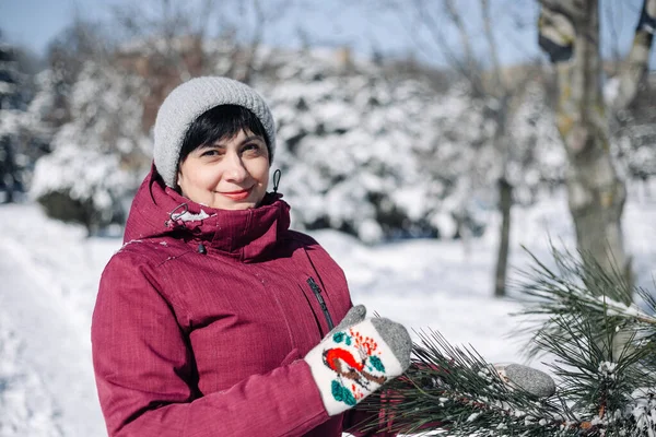 Zimowy Portret Kobiety Pobliżu Jodły Noszącej Kurtkę Magenta Śnieżny Jasny — Zdjęcie stockowe