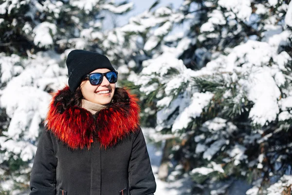 Siyah Kırmızı Paltolu Bir Kızın Portresi Kış Parkında Karla Kaplı — Stok fotoğraf