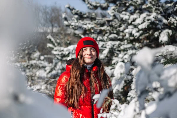Портрет Девочки Подростка Красном Пальто Стоящей Среди Елок Покрытых Снегом — стоковое фото