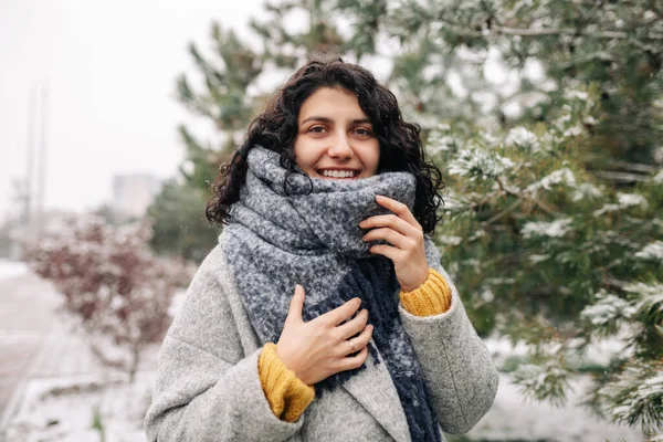 Gülümseyen Genç Bir Kadın Buz Gibi Bir Kış Parkında Duruyor — Stok fotoğraf
