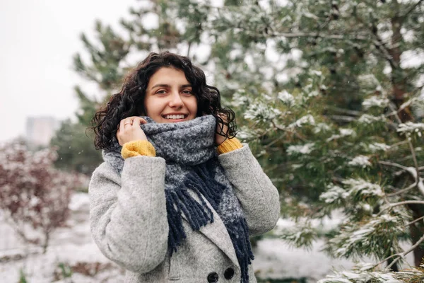 Улыбающаяся Молодая Женщина Стоит Морозном Снежном Зимнем Парке Женщина Сером — стоковое фото
