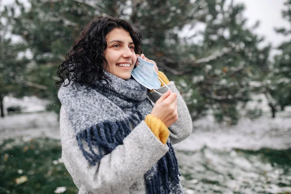 Молодая Женщина Надевает Медицинскую Стерильную Маску Зимнем Снежном Парке Холодный — стоковое фото