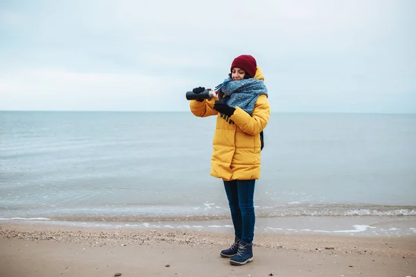 Genç Bir Kadın Termostan Bir Fincana Sıcak Çay Dolduruyor Deniz — Stok fotoğraf