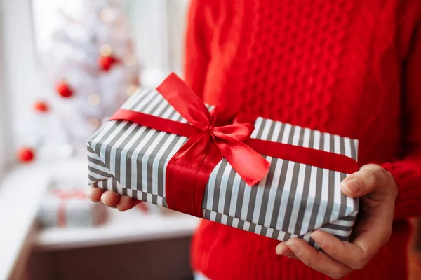 Close Shot Van Een Vrouw Houdt Een Kerstcadeau Doos Met — Stockfoto