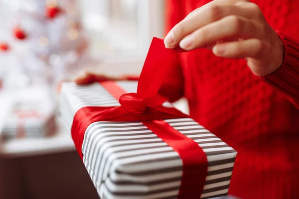 Primer Plano Una Mujer Sostiene Una Caja Regalo Navidad Con — Foto de Stock