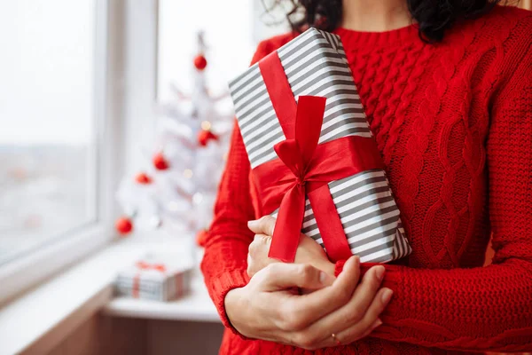 Close Shot Van Een Vrouw Houdt Een Kerstcadeau Doos Met — Stockfoto