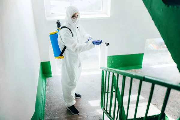 Trabalhador Profissional Sanitário Vestindo Terno Proteção Desinfeta Bloco Entrada Escadas — Fotografia de Stock