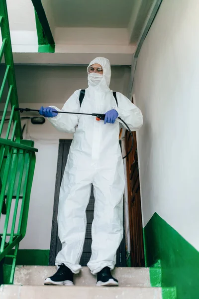 Trabalhador Profissional Sanitário Vestindo Terno Proteção Desinfeta Bloco Entrada Escadas — Fotografia de Stock