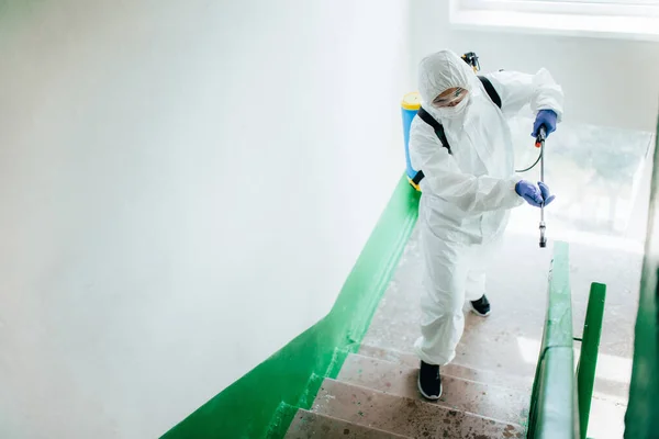 Travailleur Professionnel Santé Portant Une Combinaison Danger Désinfecte Bloc Escaliers — Photo