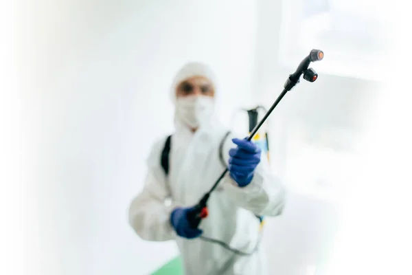 Concentra Spray Trabalhador Profissional Sanitário Vestindo Roupa Protetora Desinfetando Bloco — Fotografia de Stock