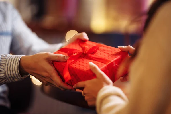 Concetto San Valentino Colpo Ravvicinato Mani Uomo Donna Che Presentano — Foto Stock