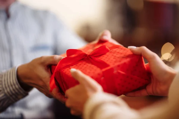 Concepto Del Día San Valentín Plano Cercano Las Manos Hombres — Foto de Stock