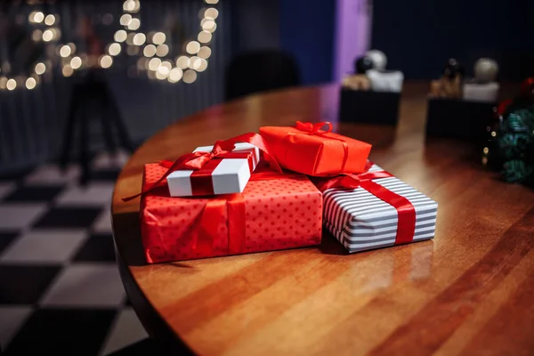 Valentijnsdag Kerstmis Nieuwjaar Presenteert Concept Een Stapel Geschenkdozen Tafel Een — Stockfoto