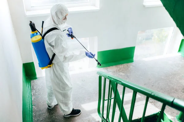Trabalhador Profissional Sanitários Vestindo Terno Hazmat Desinfecta Bloco Escada Entrada — Fotografia de Stock