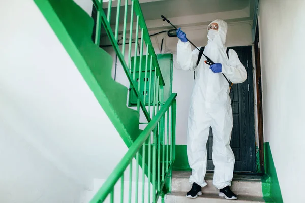 Trabalhador Profissional Sanitários Vestindo Terno Hazmat Desinfecta Bloco Escada Entrada — Fotografia de Stock