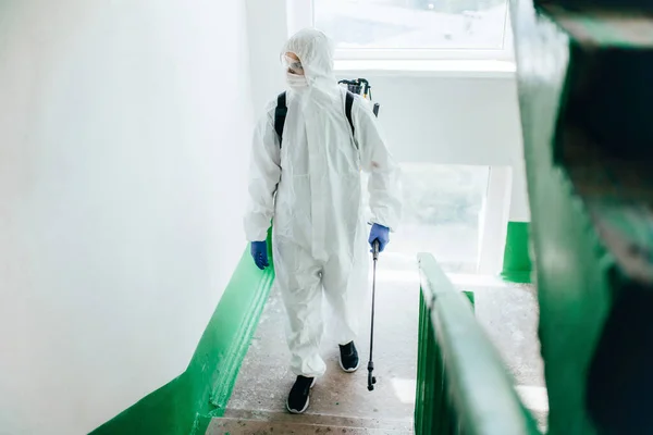 Trabalhador Profissional Sanitário Vestindo Terno Proteção Desinfeta Bloco Entrada Escadas — Fotografia de Stock