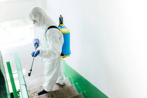 Trabalhador Profissional Sanitário Vestindo Terno Proteção Desinfeta Bloco Entrada Escadas — Fotografia de Stock