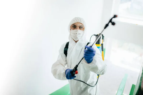 Tiro Perto Funcionário Profissional Sanitário Que Usa Terno Protetor Desinfetando — Fotografia de Stock