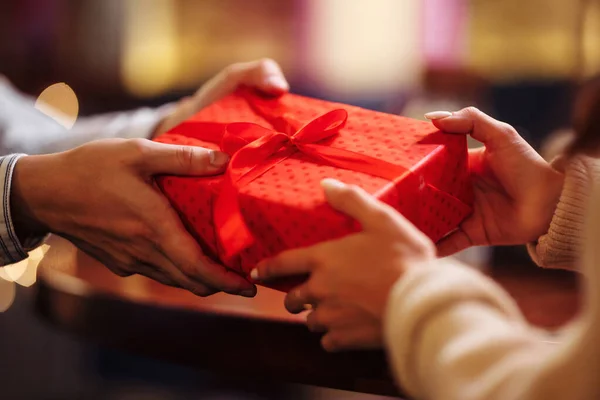 Valentinstag Konzept Nahaufnahme Der Hände Von Mann Und Frau Die — Stockfoto