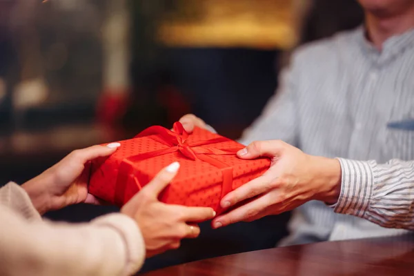 Concetto San Valentino Felice Uomo Donna Innamorati Che Presentano Regali — Foto Stock